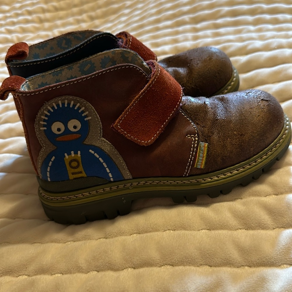 Oiliy Velcro boots size 29
